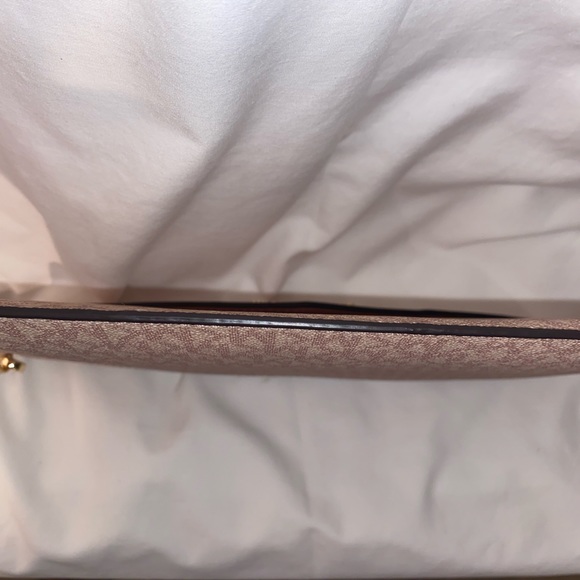 Authentic NWOT Michael Kors Blush Pink XL Monogram Clutch Handbag - Picture 4 of 8